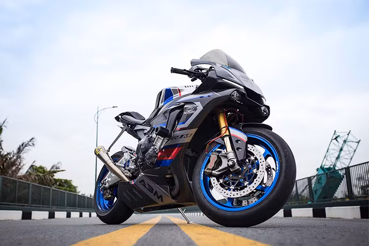 Hệ thống phanh trên xe cũng thay đổi hoàn toàn để phù hợp hơn với điều kiện giảm tốc cấp kì khi xe phóng ở tốc độ cao. Bản độ trang bị phanh Brembo Billet HP với 4-piston kép phía trước và 2-piston đơn phía sau. Chịu trách nhiệm tạo lực phanh cho hệ thống Brembo này là cùm phanh Galespeed trước và Rear Set Giamoto sau.