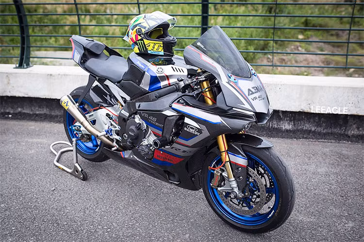 Chiếc Yamaha R1M này sau khi được hoàn thành với hàng loạt đồ chới "hàng hiệu" đã mang một phong cách đường đua hoàn toàn mới lạ so với nguyên bản trước đây. Hiện chi phí gói độ cho xe không được chủ nhân tiết lộ nhưng chắc chắn nó không hề rẻ, nhằm xứng với mức giá gần 900 triệu đồng của siêu môtô nhà Yamaha.