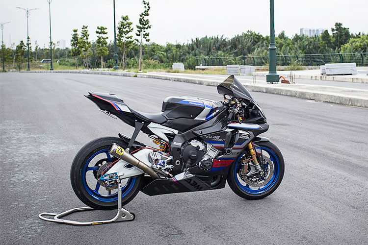 Siêu môtô Yamaha R1M vẫn được trang bị khối động cơ crossplane 4 thì, làm mát bằng chất lỏng, phun nhiên liệu điện tử, 4 xy-lanh thẳng hàng, dung tích 998 cc, sản sinh công suất 200 mã lực tại 13.500 vòng/phút cùng 112,4 Nm mô-men xoắn tại 11.500 vòng/phút.