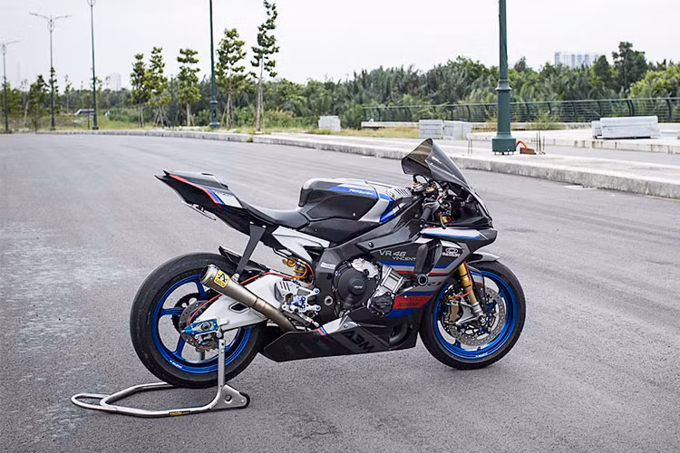 Siêu môtô Yamaha R1M vẫn được trang bị khối động cơ crossplane 4 thì, làm mát bằng chất lỏng, phun nhiên liệu điện tử, 4 xy-lanh thẳng hàng, dung tích 998 cc, sản sinh công suất 200 mã lực tại 13.500 vòng/phút cùng 112,4 Nm mô-men xoắn tại 11.500 vòng/phút.