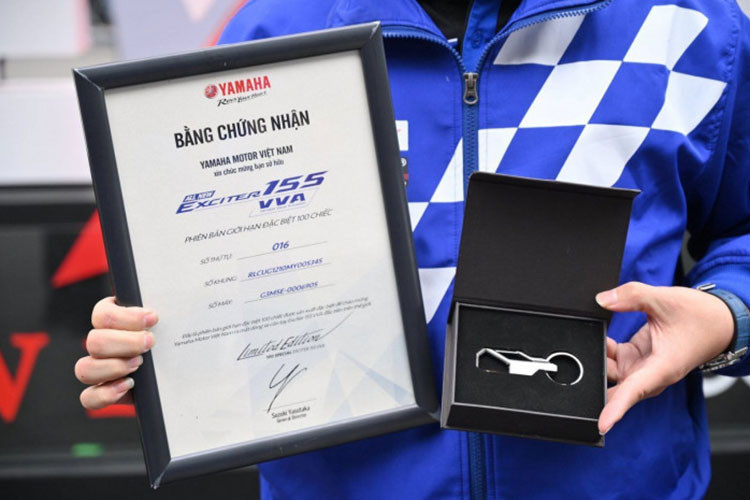 Bên cạnh đó, khách hàng mua Yamaha Exciter 155 VVA Limited Edition còn được tặng kèm quà lưu niệm là móc chìa khóa Exciter 155 VVA độc quyền, bên cạnh giấy chứng nhận quyền sở hữu chính thức để chứng minh đây là mẫu xe phiên bản giới hạn.
