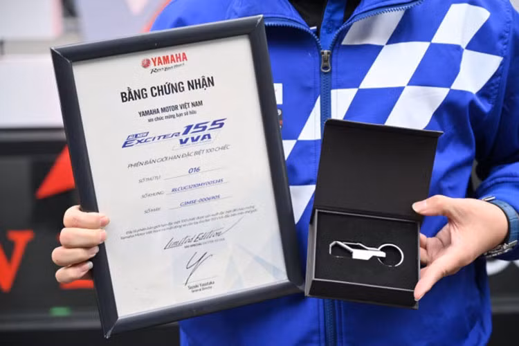 Bên cạnh đó, khách hàng mua Yamaha Exciter 155 VVA Limited Edition còn được tặng kèm quà lưu niệm là móc chìa khóa Exciter 155 VVA độc quyền, bên cạnh giấy chứng nhận quyền sở hữu chính thức để chứng minh đây là mẫu xe phiên bản giới hạn.