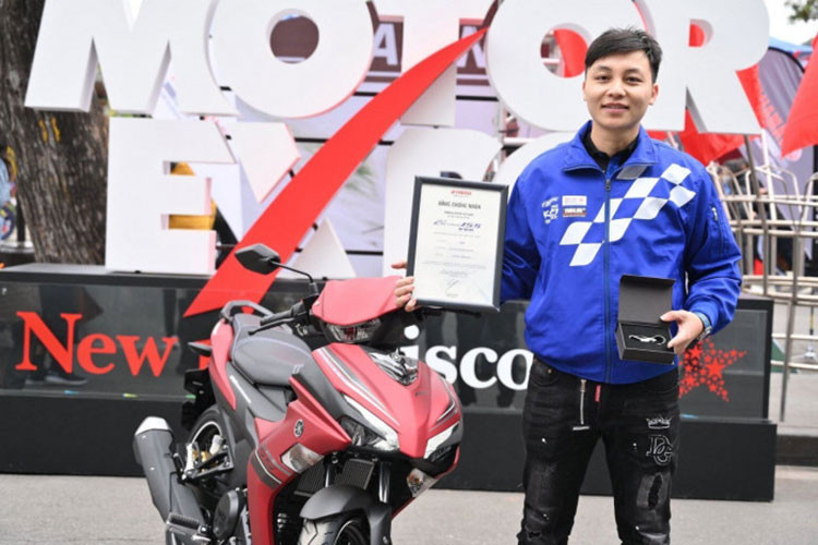 Yamaha Exciter 155 VVA hoàn toàn mới được trang bị động cơ dung tích 155,1 cc, 4 kỳ, làm mát bằng chất lỏng. Động cơ này sản sinh công suất 17,7 mã lực tại 9.500 vòng/phút, kết hợp với hộp số côn tay 6 cấp thay vì 5 cấp như phiên bản 150 phân khối.