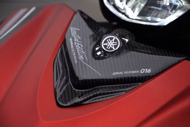 Tuy là phiên bản đặc biệt được công bố tới 100 triệu đồng, nhưng giá xe Yamaha Exciter 155 Limited Edition được Yamaha Việt Nam ưu đãi với giá bán bằng với bản Xanh GP cao cấp 50.500.000đ chỉ dành cho 100 vị khách hàng đầu tiên đặt mua xe thành công trên website trước khi Exciter 155 VVA ra mắt.