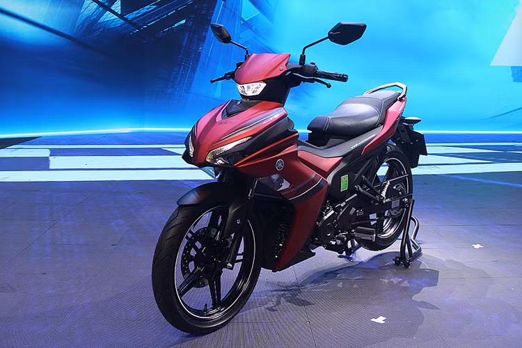 Bên cạnh đó, động cơ trên Yamaha Exciter 155 VVA mới kết hợp công nghệ van biến thiên (VVA) giúp tối đa công suất ở các dải vòng tua, cho khả năng bứt tốc mượt mà và nhanh nhạy hơn. Xét về thông số vận hành, động cơ trên Yamaha Exciter 155 VVA mới cho công suất lớn hơn 17% so với mẫu cũ. Trong khi đó, mức tiêu hao nhiên liệu chỉ ở mức 2,09 lít/100km trong điều kiện tiêu chuẩn.