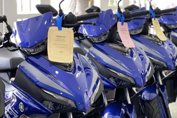 Mẫu xe máy Yamaha Exciter 155 Limited Edition phiên bản đặc biệt với số lượng giới hạn chỉ 100 chiếc trên toàn cầu. Chi tiết khác biệt nổi bật là miếng ốp trước đầu xe. Ở phiên bản Exciter 155 cao cấp xanh GP là miếng ốp nhựa đen đơn giản. 