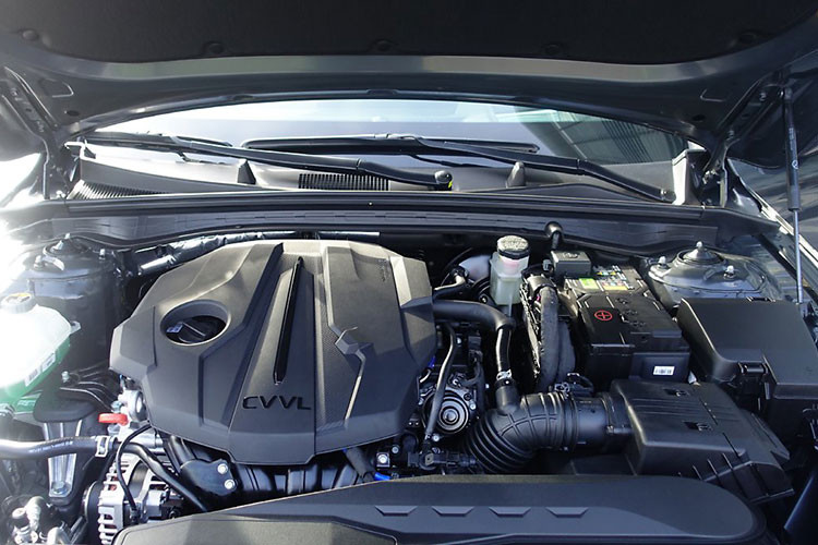 Tiếp đến là động cơ SmartStream L2.0 dùng khí dầu mỏ hóa lỏng LPi với dung tích 2.0 lít, cho công suất tối đa 146 mã lực và mô-men xoắn cực đại 191 Nm. Cuối cùng là hệ thống hybrid, bao gồm máy xăng SmartStream G2.0 HEV và mô-tơ điện, tạo ra công suất tối đa 152 mã lực cùng mô-men xoắn cực đại 188 Nm.