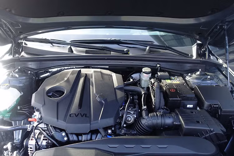 Tiếp đến là động cơ SmartStream L2.0 dùng khí dầu mỏ hóa lỏng LPi với dung tích 2.0 lít, cho công suất tối đa 146 mã lực và mô-men xoắn cực đại 191 Nm. Cuối cùng là hệ thống hybrid, bao gồm máy xăng SmartStream G2.0 HEV và mô-tơ điện, tạo ra công suất tối đa 152 mã lực cùng mô-men xoắn cực đại 188 Nm.