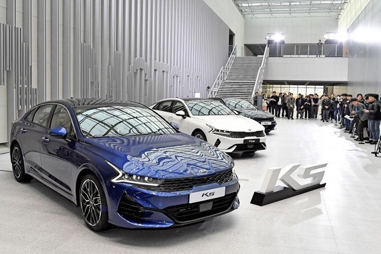Sau khi vén màn thế hệ mới của mẫu sedan cỡ trung Kia Optima 2020 mới hay còn gọi là K5 tại thị trường quê nhà Hàn Quốc vào ngày 21/11 vừa qua. Với thiết kế mới, nó đã thu hút sự chú ý của người dùng tại xứ kim chi. Theo hãng Kia, chỉ sau 3 ngày ra mắt, đã có 10.000 khách hàng Hàn Quốc "xuống tiền" đặt mua Optima 2020.