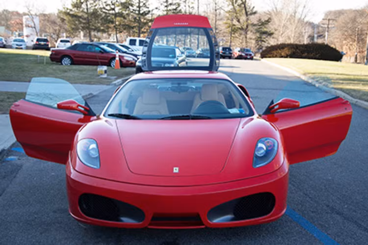 Dự kiến, chiếc Ferrari F430 sẽ được bán đấu giá trong sự kiện do AuctionsAmerica tổ chức vào ngày 1/4 tới đây. Chiếc xe đi kèm giấy tờ đầy đủ chứng minh ông Trump từng là chủ nhân cộng thêm sổ bảo dưỡng và dịch vụ đầy đủ. Theo công ty AuctionsAmerica, cho biết, chiếc siêu xe của Tổng thống Mỹ sẽ được bán với giá từ 250.000 (khoảng 5,8 tỷ) - 350.000 USD (khoảng 7,8 tỷ đồng).