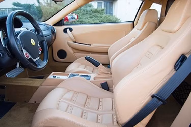 Bên trong chiếc siêu xe là không gian nội thất bọc da màu be với ghế theo phong cách siêu xe Ferrari Daytona. Ngoài ra, chiếc siêu xe còn có bảng đồng hồ màu vàng và hệ thống radio với đầu đĩa 6 CD... Nhờ việc chăm sóc cẩn thận của chủ nhân hiện tại, chiếc Ferrari F430 này còn trong tình trạng nguyên vẹn và vẫn còn khá tốt.