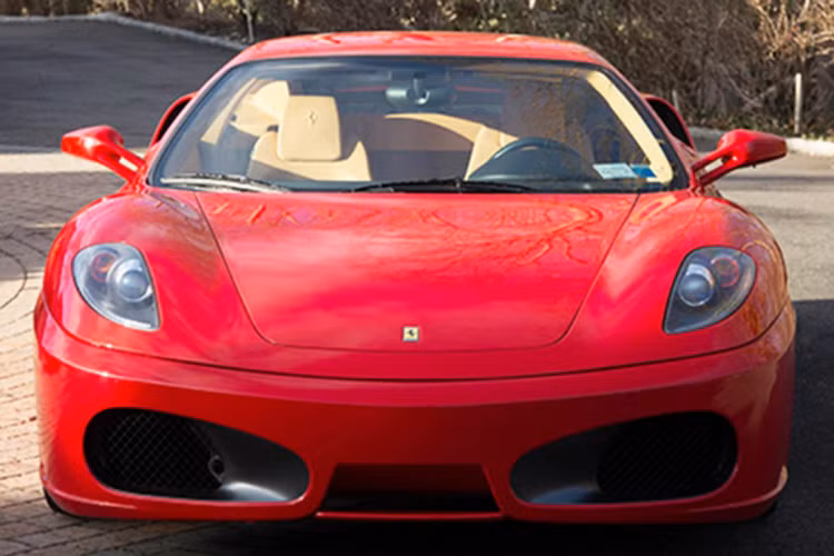 Được biết, ổng thống Donald Trump đã tự mình mua chiếc Ferrari F430 này vào năm 2007. Ông tiếp tục giữ lại chiếc siêu xe này đến năm 2011. Trong suốt thời gian 4 năm đó, ông Trump chỉ lái chiếc siêu xe Ferrari F430 trên tổng quãng đường 2.400 dặm, tương đương 3.862 km.