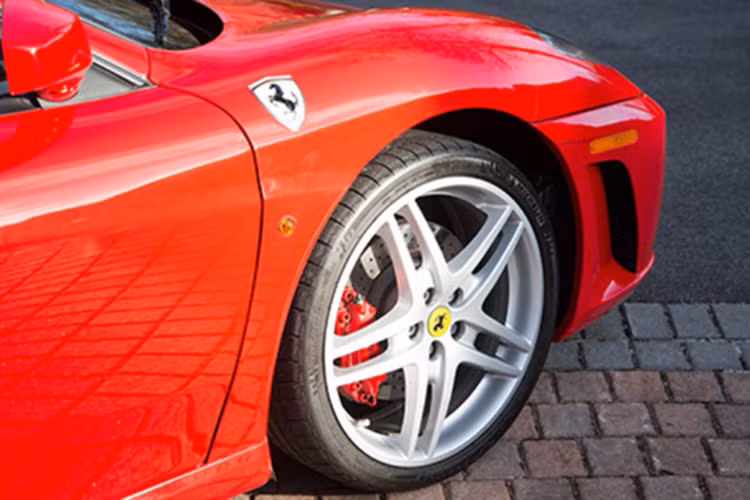 Chiếc siêu xe Ferrari F430 cũ của tân Tổng thống Mỹ được sơn màu đỏ Rosso Corsa quen thuộc. mẫu xe này từng được hãng siêu xe đình đám nước Ý giới thiệu lần đầu tiên vào năm 2004, đến 2009 đã được thay thế bằng những chiếc 458 Italia.