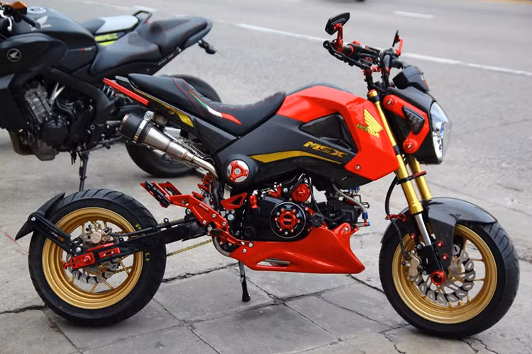 Chiếc minibike tay côn Honda MSX độ tại Thái Lan đã gây ấn tượng mạnh với người nhìn bởi diện mạo độc lạ và đầy cá tính. Nó khiến cho nhiều dân chơi không khỏi thích thú ngắm nhìn.