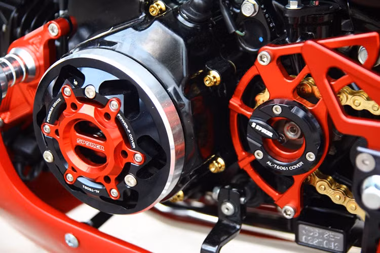 Ốp lốc máy hiệu Spyker, che nhông Spyker,... khiến cho chiếc xe không chỉ độc đáo mà còn rực rỡ mỗi khi xuất hiện.