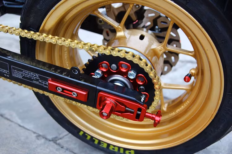 Nhông , xích cùng hệ thống phanh sau cũng được độ và thay mới. Đi kèm với đó là mâm độ màu vàng đi kèm cặp lốp Pirelli hàng hiệu.
