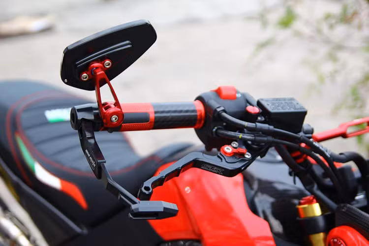 Xe được trang bị khá nhiều đồ chơi như bao tay Rizoma Lux Carbon , kiếng gù CRG, càng bảo vệ tay thắng , tay thắng GTR 6 số...