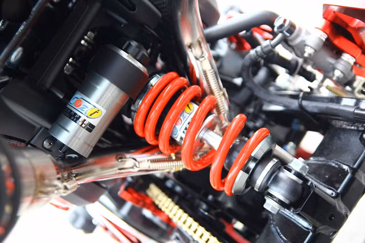 Xe được trang bị phuộc sau mono shock Gazi bình kèm bình dầu giúp xe vận hành nhẹ nhàng và êm ái.