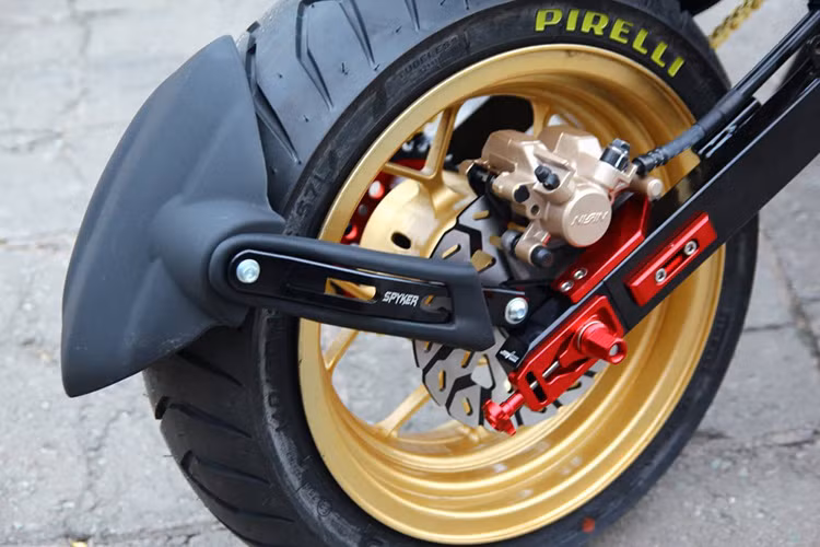 Lắp bộ dè chắn bùn sau phong cách môtô phân khối lớn đơn giản mà hiệu quả.