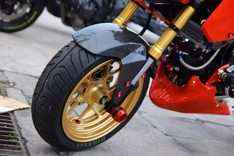 Phuộc trước được độ mới, dè trước được ốp Carbon Fiber.