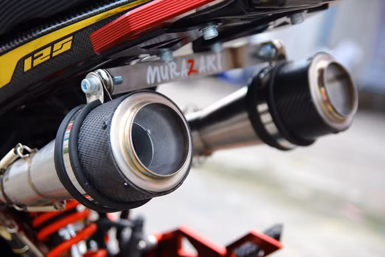 Cùng đó là cặp pô độ với hai ống xả mang phong cách môtô PKL với hai đầu được độ phong cách carbon. Cặp pô không chỉ giúp xe tăng thêm sức mạnh mà còn cho âm thanh đầy uy lực hơn.