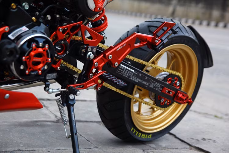 Gắp sau với trục cơ sở được kéo dài với bộ pass CNC. Bộ số, để chân sau gãy Murazaki mang phong cách cực kỳ nổi bật.