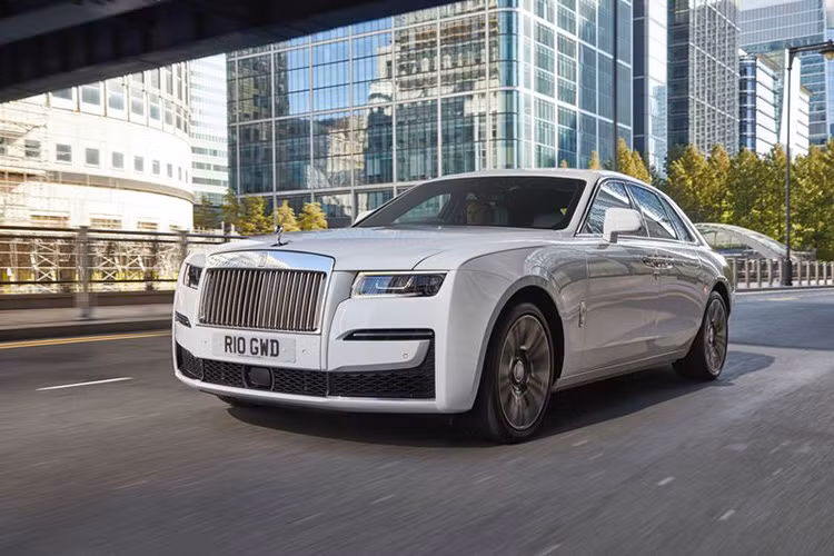 Với mức giá chào hàng khá đắt đỏ tại Việt Nam, vì thế mà thông tin mẫu xe siêu sang Rolls-Royce Ghost thế hệ hoàn toàn mới trình làng ở Hồng Kông với mức giá ấn tượng chỉ từ 17 tỷ đồng đã khiến cho giới nhà giàu Việt "phát thèm".