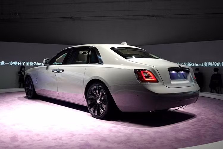 Rolls-Royce Ghost 2021 mới lần đầu tiên ra mắt tại thị trường Hồng Kông có màu sơn trắng và khá thú vị là mẫu xe trưng bày này có vô lăng nằm bên tay phải. Hiện giới nhà giàu tại đặc khu hành chính của Trung Quốc đã có thể đặt hàng mua mẫu xe siêu sang Rolls-Royce Ghost thế hệ hoàn toàn mới và dự kiến là chiếc xe đầu tiên sẽ được bàn giao cho các đại gia Hồng Kông là vào đầu Quý I năm 2021.