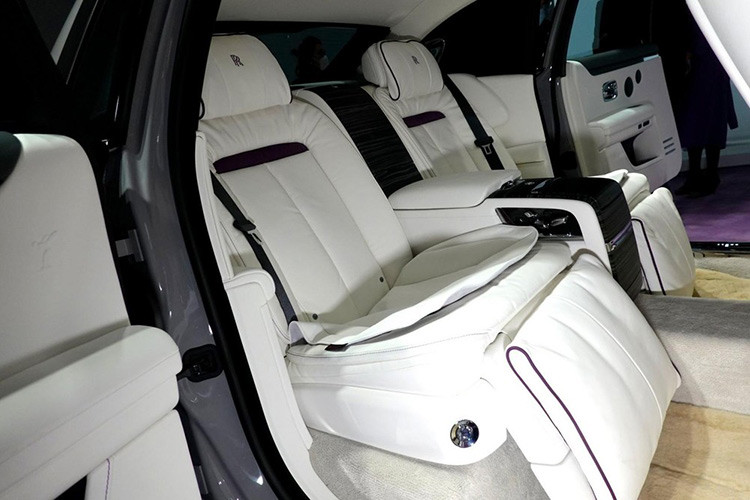 Sức mạnh được truyền tới bánh thông qua hộp số tự động 8 cấp, nhờ đó, cho phép chiếc xe siêu sang Rolls-Royce Ghost phiên bản 2021 tăng tốc từ vị trí đứng yên lên 96 km/h chỉ trong thời gian 4,5 giây trước khi đạt vận tốc tối đa giới hạn điện tử 250 km/h.