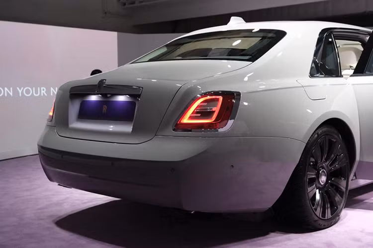 Về ngoại hình, Rolls-Royce Ghost 2021 có sự lột xác ở thiết kế đèn pha LED và đèn hậu LED nhằm giúp xe trở nên khác biệt so với thế hệ trước đó. Chưa hết, những chiếc Rolls-Royce Ghost thế hệ hoàn toàn mới còn nhận được sự thay đổi thiết kế ở cản va trước, lưới tản nhiệt, la-zăng và cản va sau.