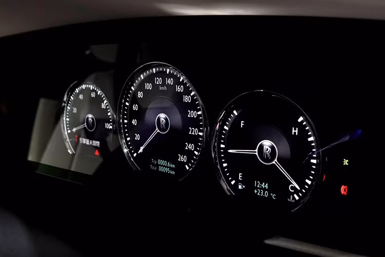 Được đặt trong mặt táp-lô ở vị trí trước mặt ghế phụ lái, Illuminated Fascia đi kèm logo "Ghost" phát sáng nằm giữa hơn 850 "ngôi sao". Khi người lái tắt máy xe, chòm sao trên mặt táp-lô sẽ biến mất hoàn toàn. Những tính năng đáng chú ý khác của Rolls-Royce Ghost Extended 2021 bao gồm mở cửa chỉnh điện, hệ thống âm thanh Bespoke Audio 18 loa, trần xe bầu trời sao Starlight Headliner mới và hệ thống phát Wi-Fi.