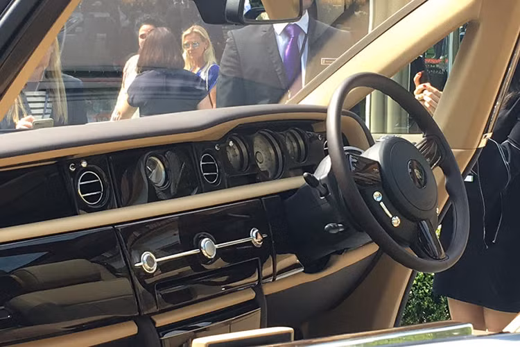 Nội thất của xe được cải tiến từ phong cách tiêu chuẩn trên dòng Phantom. Các chi tiết ốp gỗ bên trong cabin sử dụng loại Macassar Ebony và Paldao, trong khi da bọc sử dụng loại Moccassin và Dark Spice đầy sang trọng.