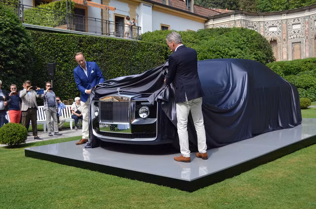 Tại sự kiện Concorso d’Eleganza d’Este, Italy, hãng xe siêu sang Rolls-Royce đã cho ra mắt chiếc coupe đặc biệt với tên gọi Sweptail. Mẫu xe này sở hữu khung gầm tương tự như người anh em Phantom Coupe, thế nhưng điều đặc biệt là phần ngoại thất và nội thất của chiếc xe này được thiết kế lại hoàn toàn.