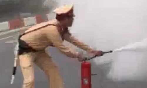 Ha Noi: CSGT trung dung binh cuu hoa kip thoi dap lua cuu xe tai boc chay