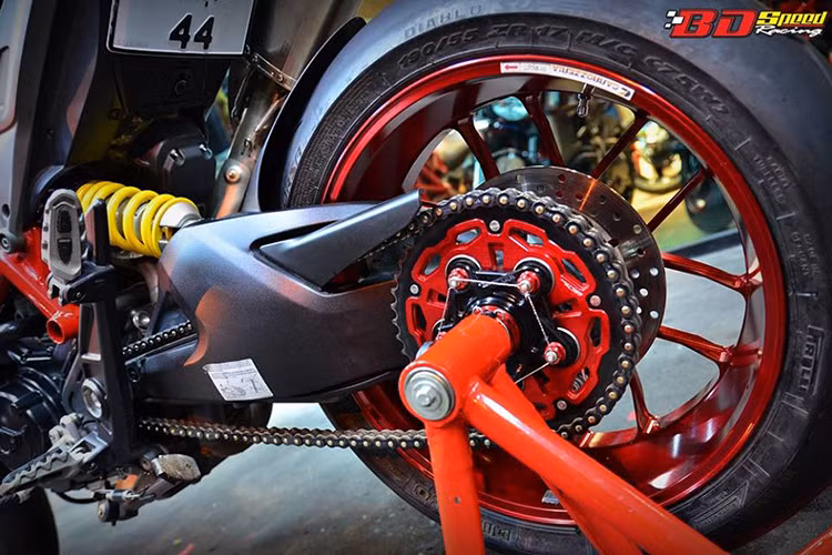 Ở phần chuyền động, các thợ độ Thái Lan làm nổi bật bằng bộ dĩa MotoPlay kết hợp với ốp dĩa CNC Racing đầy tinh tế. 