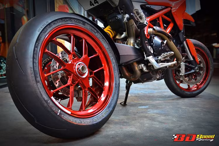 Khối lượng xe ở mức 198 kg, giúp xe tăng tốc nhanh hơn và dễ dàng đạt được vận tốc tối đa.