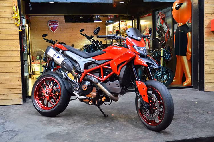 Ducati Hypermotrad hiện được phân phối chính hãng tại Ducati Việt Nam và có giá bán khoảng giá bán khoảng hơn 400 triệu đồng.
