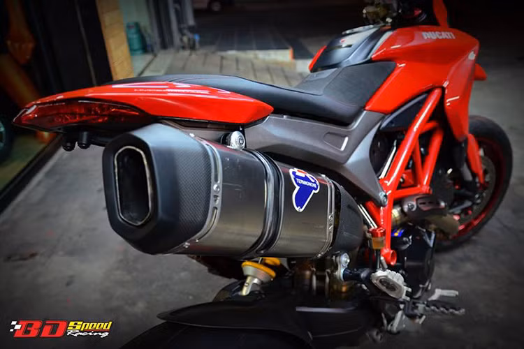 Pô nguyên bản của nhà sản xuất được làm mới bằng cây pô hiệu Termignoni cho âm thanh mạnh mẽ và uy lực hơn so với ban đầu.