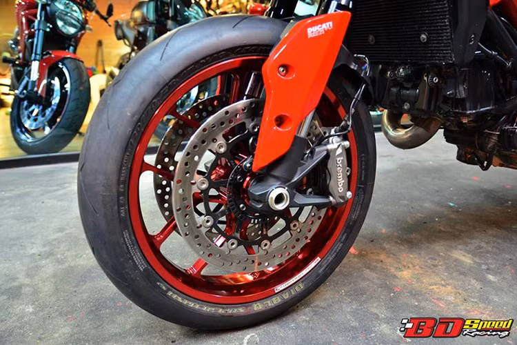 Bộ vành đúc được thay mới bằng mâm Carrozzeria màu đỏ cùng tông với dàn nhựa, khung xe khiến nó nổi bật hơn hẳn. 