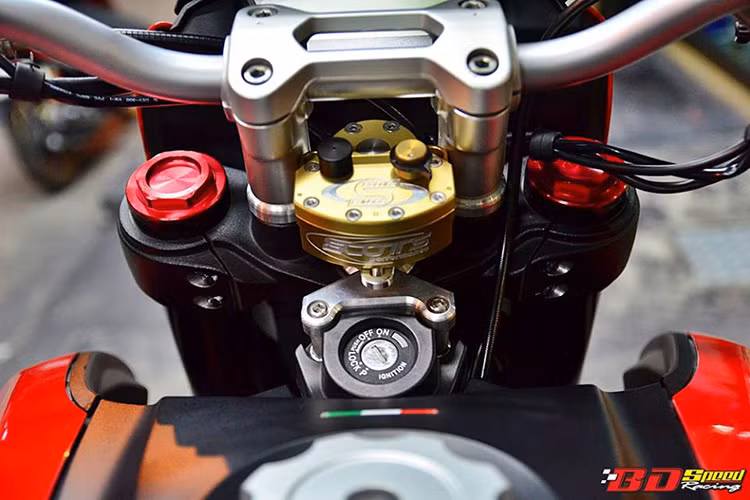 Ngoài ra, trên cụm tay lái của chiếc Hypermotard này còn được trang bị thêm bộ trợ lực hàng độc của hãng Scotts.