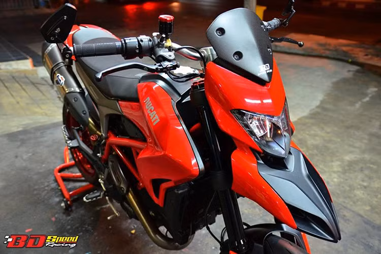 Dàn đầu trở nên ấn tượng hơn với bộ kính chắn gió độ phía trước được ốp carbon fiber độc đáo , xe được trang bị tay thắng Brembo RCS cùng bình dầu AEM , kiếng gù CRG.