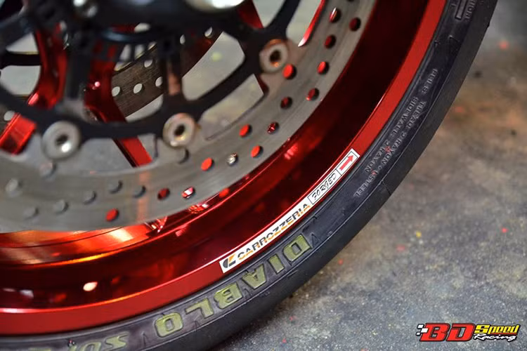 Bên cạnh đó, lốp xe cũng được thay bằng thương hiệu Diablo.