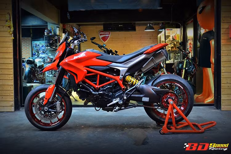 Mặc dù đã mang sẵn trên mình thiết kế mang phong cách ấn tượng từ hãng sản xuất môtô nổi tiếng đến từ nước Ý, nhưng chiếc Hypermotard này còn "ngầu" hơn khi qua tay các thợ độ Thái.