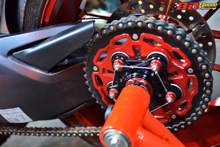 Những trang bị này giúp cho xe mạnh mẽ và ổn định hơn rất nhiều.