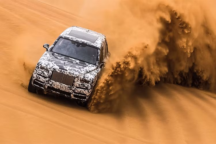 Mẫu SUV siêu sang Rolls-Royce Cullinan đang tham dự thử khách cuối cùng ''THE FINAL CHALLENGE'' và hiện tại xe vừa hoàn thành thử thách tại Trung Đông trước khi đến Mỹ.
