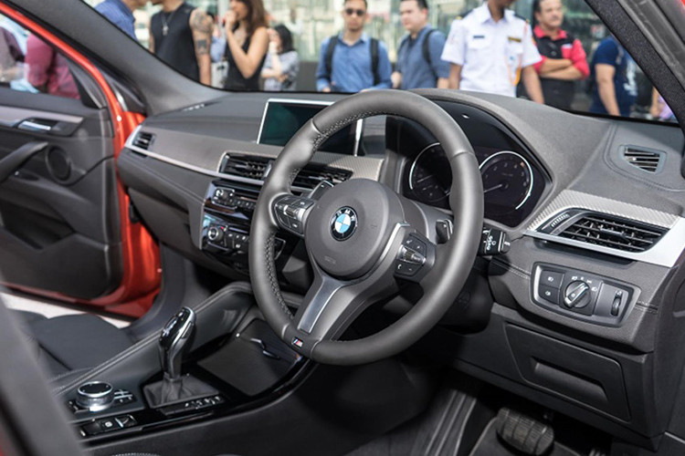 Bên trong, cụm điều khiển trung tâm được thiết kế tập trung vào người lái theo truyền thống của các dòng xe thể thao BMW. Bên cạnh đó, BMW cung cấp một loạt tùy chọn nội thất khác như bọc da Dakota, trang trí bằng gỗ và nhôm cùng cửa sổ trời toàn cảnh. Tùy chọn gói đèn LED nội thất (LED Interior Lighting) cũng là điểm đáng chú ý.