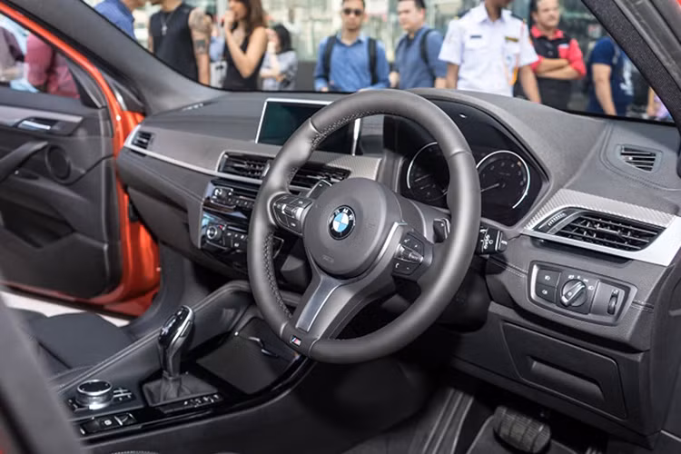 Bên trong, cụm điều khiển trung tâm được thiết kế tập trung vào người lái theo truyền thống của các dòng xe thể thao BMW. Bên cạnh đó, BMW cung cấp một loạt tùy chọn nội thất khác như bọc da Dakota, trang trí bằng gỗ và nhôm cùng cửa sổ trời toàn cảnh. Tùy chọn gói đèn LED nội thất (LED Interior Lighting) cũng là điểm đáng chú ý.
