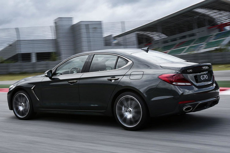 Cabin được bọc da, vô lăng điều chỉnh, hệ thống điều hòa tự động hai vùng độc lập, ghế lái chỉnh điện 12 hướng, ghế hành khách chỉnh điện 8 hướng, khởi động bằng nút bấm, gương chiếu hậu chống chói, kết nối HomeLink, màn hình cụm đồng hồ LCD 7 inch, màn hình thông tin giải trí 8 inch hỗ trợ Android Auto và Apple CarPlay.