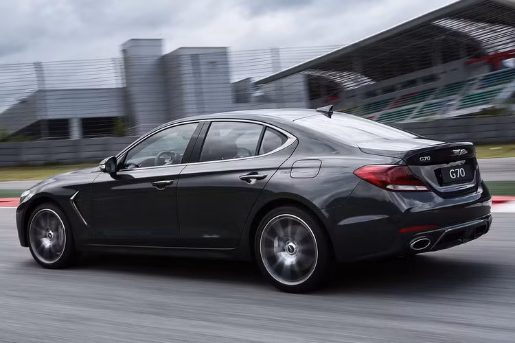 Cabin được bọc da, vô lăng điều chỉnh, hệ thống điều hòa tự động hai vùng độc lập, ghế lái chỉnh điện 12 hướng, ghế hành khách chỉnh điện 8 hướng, khởi động bằng nút bấm, gương chiếu hậu chống chói, kết nối HomeLink, màn hình cụm đồng hồ LCD 7 inch, màn hình thông tin giải trí 8 inch hỗ trợ Android Auto và Apple CarPlay.