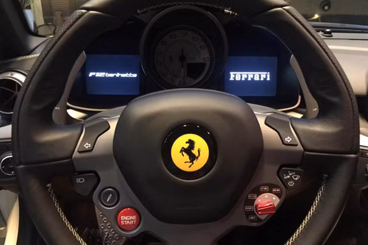 Xe sở hữu hộp số bán tự động ly hợp kép 7 cấp. Khả năng tăng tốc 0-100km/h mất 3,1 giây và vận tốc cực đại trên 340km/h.